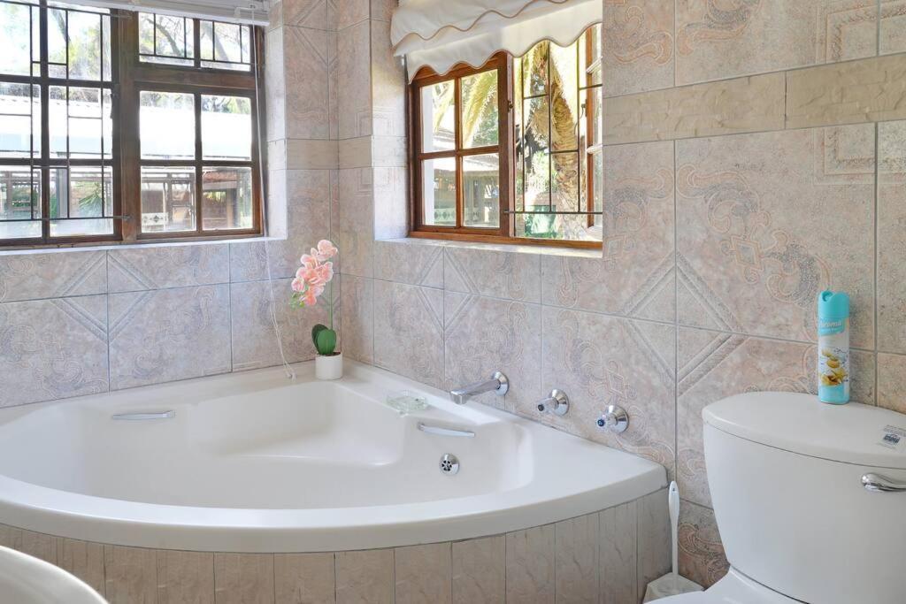 Mawethu Peaceful Garden With Covered Pool And Braai Area Cape Town Ngoại thất bức ảnh